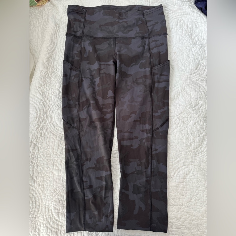 Lulu Lemon, Cropped Leggings, Size 6, Camo